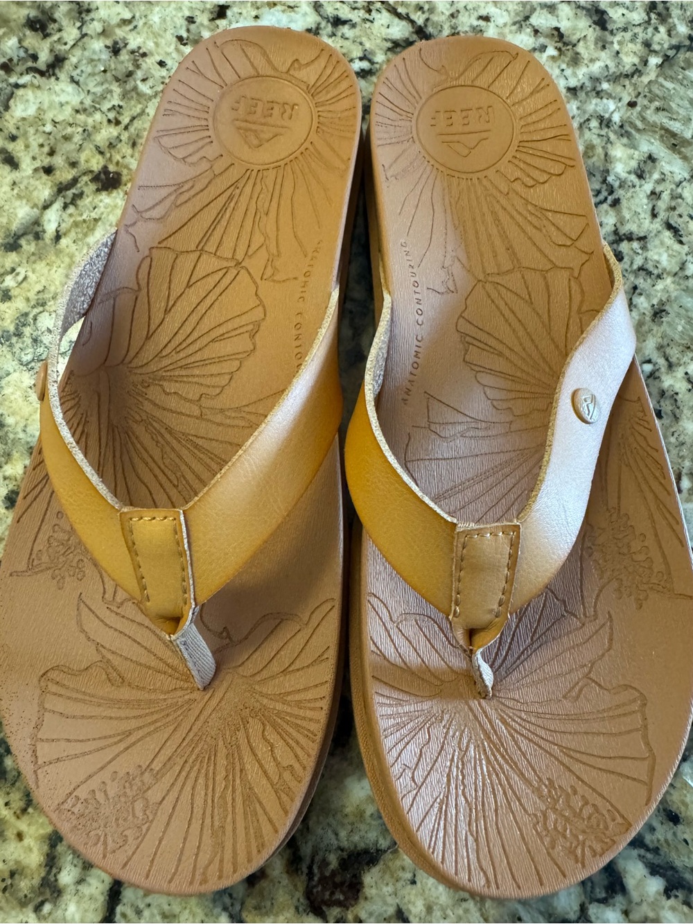 NWOT Reef Women’s Cushion Porto Cruz Natural Flip Flop Sandals - Tan